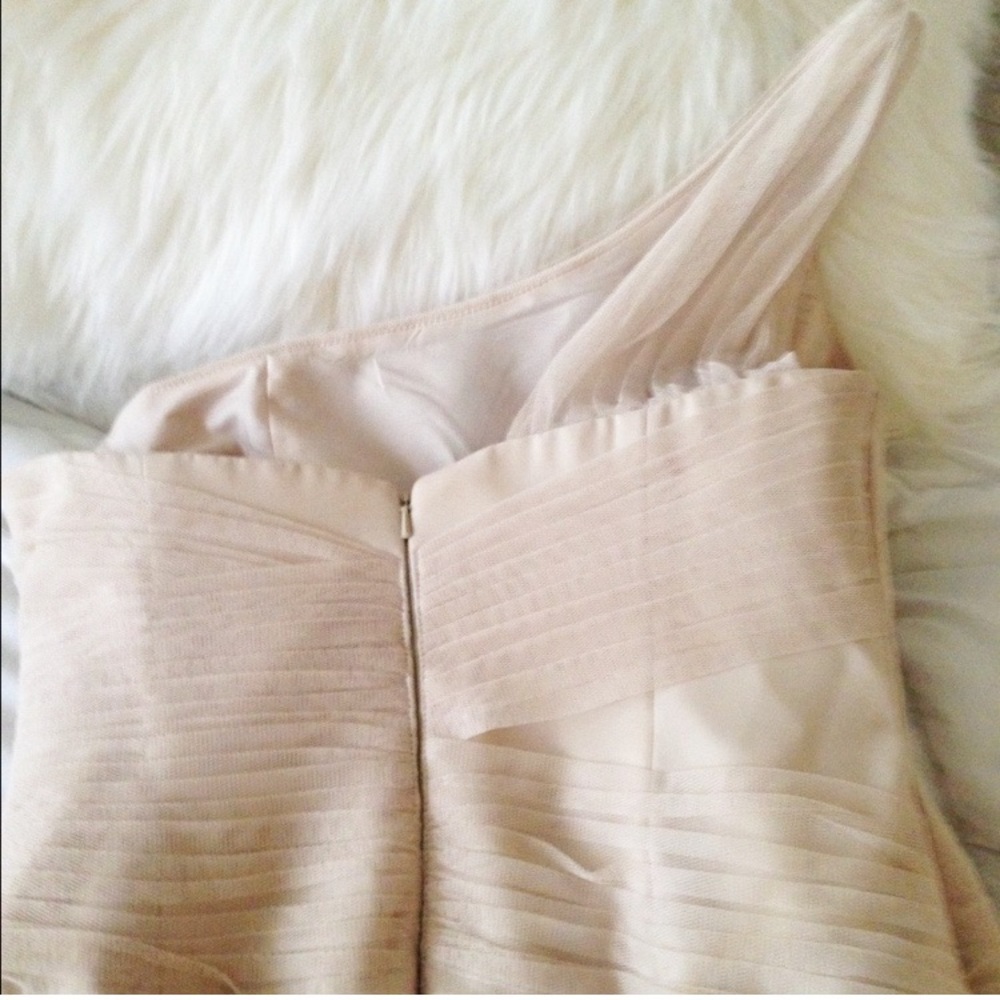 Like new Vera wang cream wedding dress size 4 - Picture 6 of 11